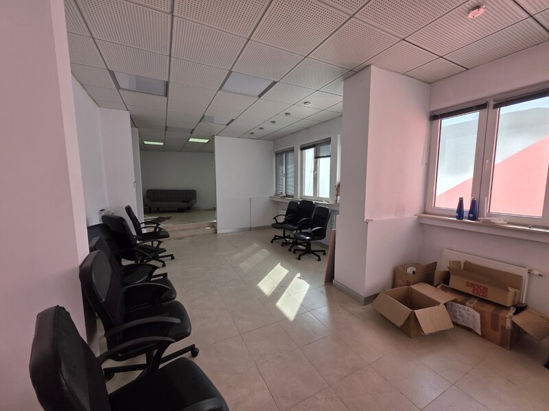 Magheru, 10 minute metrou Piata Romana, in blocul cu cinema Patria,